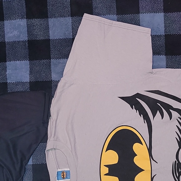 Made in USA.  Batman tee with velcro cape.  Worn but no issues.  Size XL - Picture 8 of 13